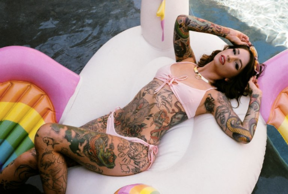 alysha Nett schießt angela mazzanti auf aufblasbarem pool