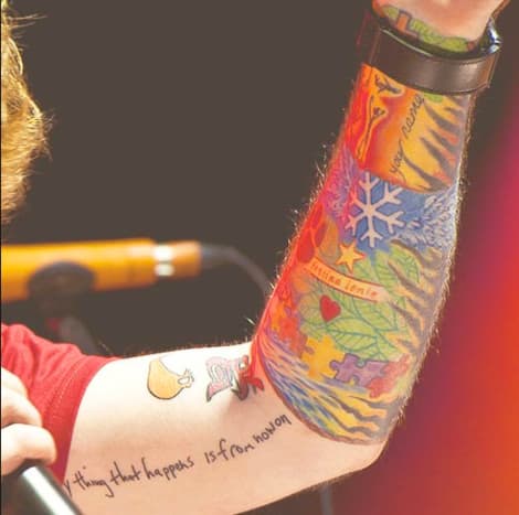 Ed Sheeran ist ein Wiederholungstäter, der seine erfolgreiche Musikkarriere durch Tätowierungen repräsentiert. Tatsächlich besteht ein Großteil seines linken Arms aus Tätowierungen, die musikalische Meilensteine ​​​​bedeuten. Ed Sheeran lässt sich für seinen zweiten Hit einen Legokopf tätowieren