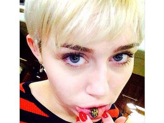 Wir könnten keine tätowierte Musikerliste haben, ohne Miss Miley Cyrus einzubeziehen. Im März 2014 zeigte Miley ein inneres Lippentattoo des weinenden Katzen-Emojis, das die Kulisse während ihrer Aufführung von war