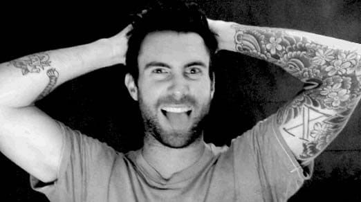 Není žádným tajemstvím, že Adam Levine je talentovaný hudebník a je silně tetovaný, ale mnoho fanoušků neví, že jeho některá tetování představují jeho zážitky z Maroon 5. Na vnitřní straně bicepsu má Levine