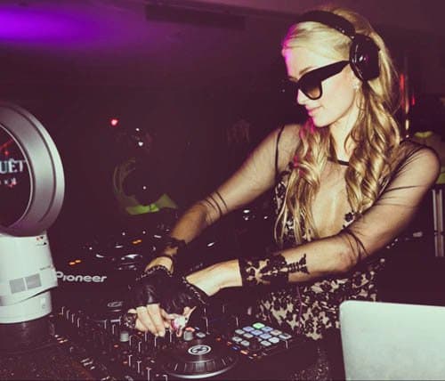 Paris Hilton, podepsáno v roce 2013. * Dotýká se rotačního stolu * To je horké.