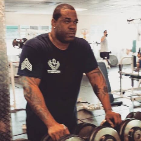 Busta Rhymes, unterzeichnet im Jahr 2011. Bustin' ein Schwitzen im Fitnessstudio.