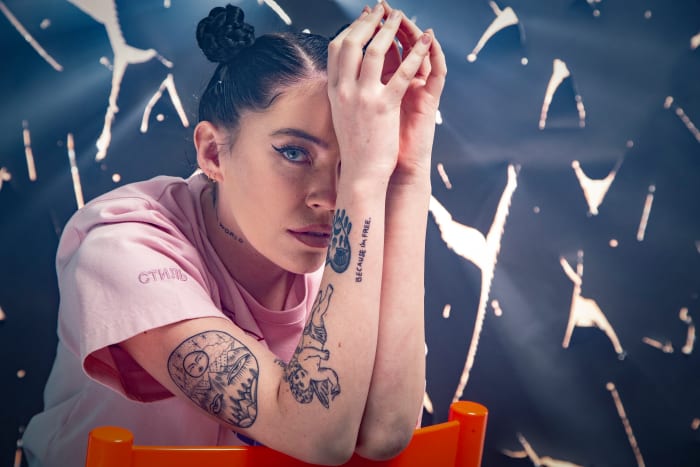 Foto @shootmepeterSie kommt heiß her und nimmt Namen an. Bishop Briggs ist einer der am meisten diskutierten aufstrebenden Stars in Hollywood und wir haben Insiderwissen über ihre exotische Erziehung, ihren Übergang nach Los Angeles und ihre Schlafzimmer-Playlist.