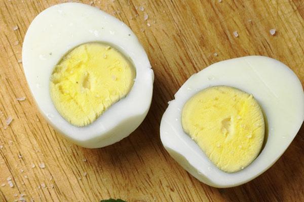 cortar huevos en dos