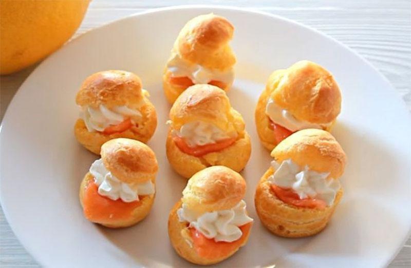 Profiteroles con salmón y queso crema