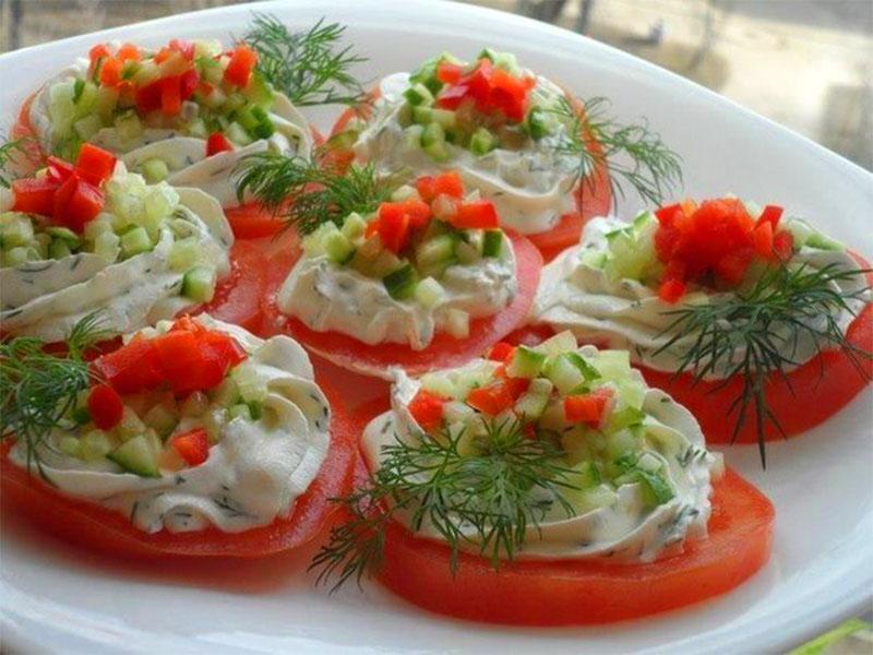 Recetas de verduras para aperitivos en la mesa festiva.