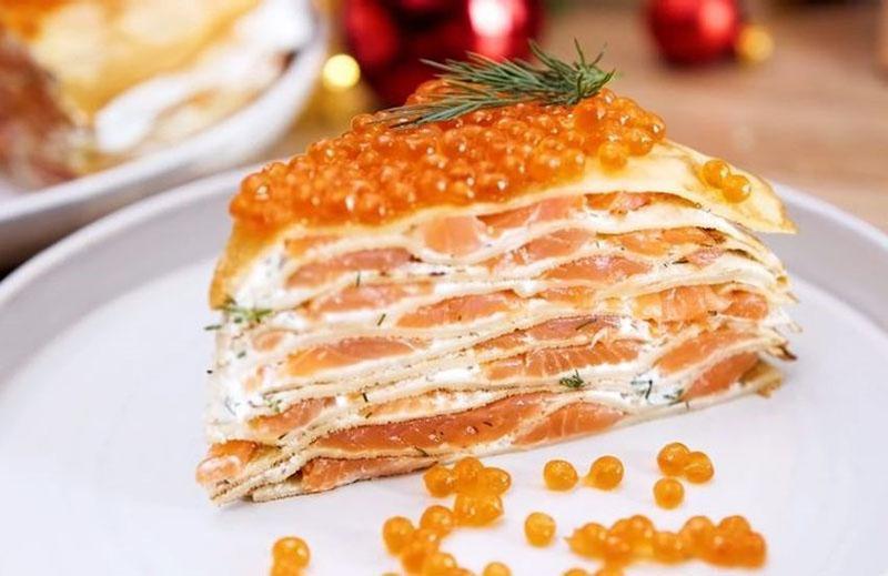 Pastel de salmón con eneldo picado y caviar