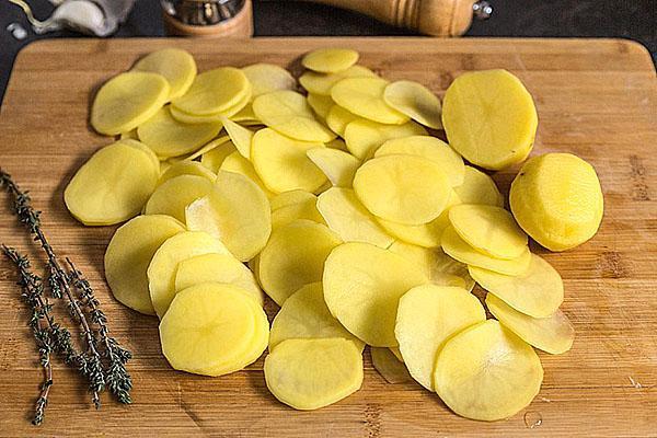 hacher finement les pommes de terre