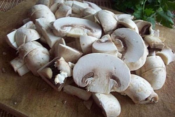 hacher et faire frire les champignons