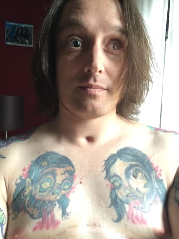 Brendan hat zwei weibliche Zombieköpfe auf seine Brust tätowiert.