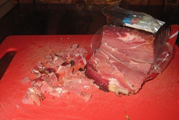 couper la viande fumée en cubes