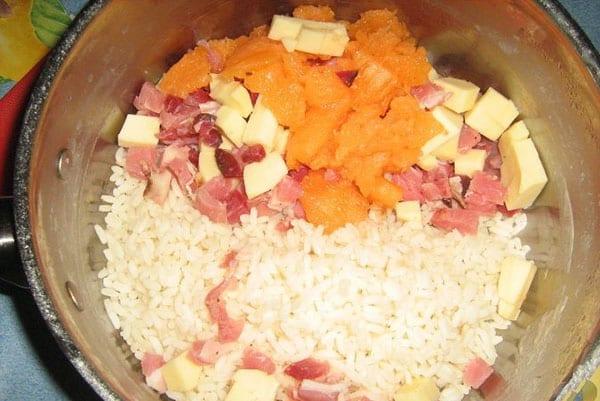 combine carne, arroz hervido, melón, queso