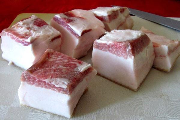 cortar la manteca de cerdo en porciones