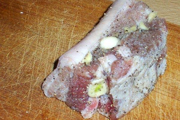 rallar la manteca de cerdo con una mezcla de pimienta y sal