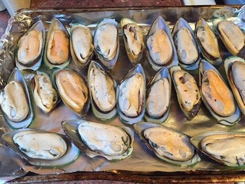 mettre les moules sur une plaque à pâtisserie