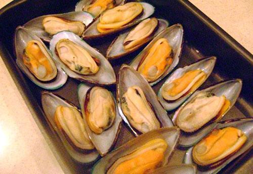 mettre les moules sur une plaque à pâtisserie