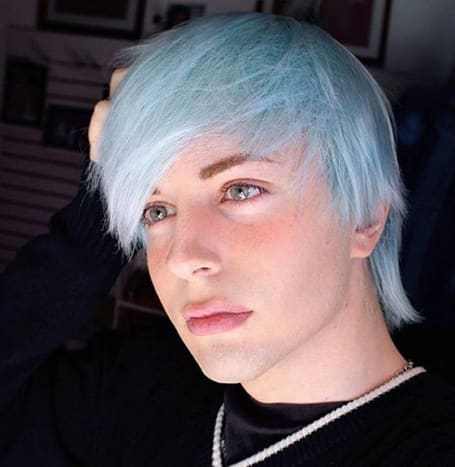 الصورة عبر @ luispadron.elf عندما كان بادرون طفلاً ، قام بالفعل بتغيير مظهره عن طريق تغيير لون شعره ، وفي النهاية تصفيفة شعره التي أصبحت إيمو للغاية. قال بادرون على حسابه على الإنستغرام: 