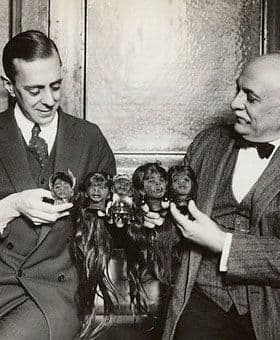 Foto via wikiEinige Köpfe können mit Perlen und Federn verziert werden. In den 1920er und 1930er Jahren waren Schrumpfköpfe leicht zu bekommen und viele Leute hatten diese als Neuheit zu Hause.