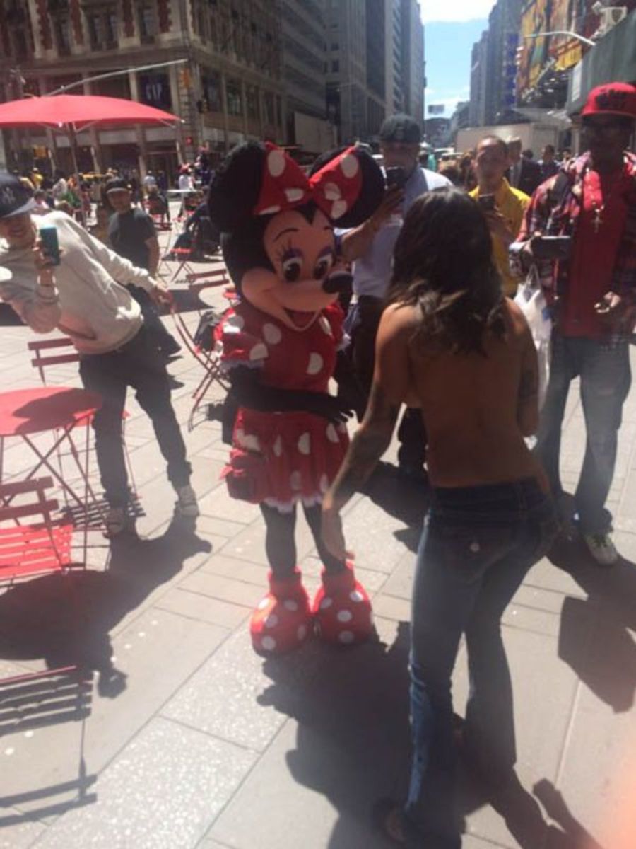 Minne Mouse přemýšlí o odchodu Mickeyho.