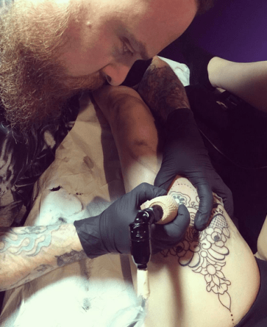 جنتل جاي ، المتأهل للنهائيات في Ink Master ، يضع بعض الحبر الجاد في BEST KEPT SECRET.