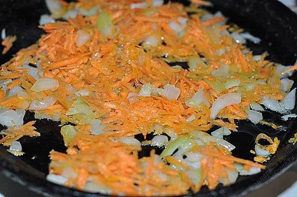 freír zanahorias y cebollas