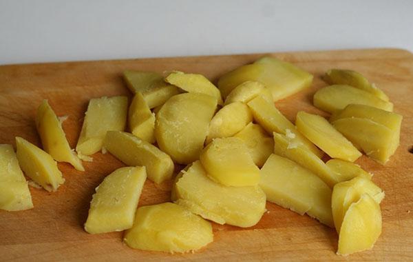 cortar las patatas hervidas en gajos