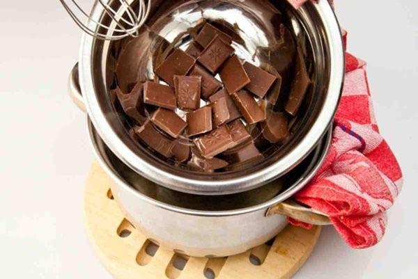 noyer du chocolat dans un bain de vapeur
