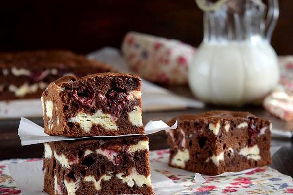 delicado brownie con cereza