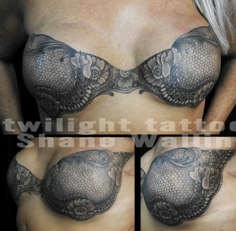 Wallinovo první mastektomické tetování, černá krajková podprsenka.