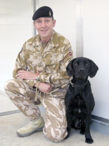 Sgt. Dave Heyhoe und Treo.