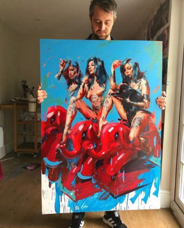 Ich habe als Kind immer gezeichnet und kreative Sachen gemacht, also denke ich, dass es nur eine Erweiterung davon ist. Ich habe Kunst an der Universität studiert, bin dann aber davon abgewichen. Meine Fähigkeiten haben sich wirklich entwickelt, als ich anfing, London Fine Arts in Battersea zu besuchen, da sie Ihnen das Zeichnen und Malen mit klassischen Techniken beibringen. Es ist ein sehr inspirierender Ort, um sich mit anderen zu umgeben, die vom Malen und Zeichnen besessen sind. Dann kaufte ich vor etwa 10 Jahren mit meiner Freundin ein Haus und sie bat mich, etwas für das neue Wohnzimmer zu malen. Ich habe dieses rote abstrakte Gemälde kopiert, das sie irgendwo online gefunden hat, und nachdem ich dieses Gemälde gemacht hatte, war ich süchtig. Mir wurde klar, dass es danach kein Zurück mehr gab.