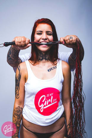 Foto über inkedmag Brooke Lynn in ihrem ismygirl.com-T-Shirt und sieht höllisch heiß aus!