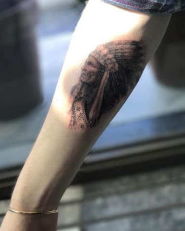Foto: Instagram. David Beckham má tetování indiánského náčelníka s plnou čelenkou na levém boku, těsně pod jeho podpaží, a když jeho syn Brooklyn šel 2. dubna poprvé pod jehlu, následoval kroky jeho otce, který si zvolil podobné tetování indiánského náčelníka na vnitřní straně pravého předloktí. Brooklyn popisoval fotografie svého nového tetování na Instagram: „Je mi ctí nechat si udělat první tetování přítelem táty Markem Mahoneym“ a „Moc děkuji, Mark x, stejně jako tátové.“
