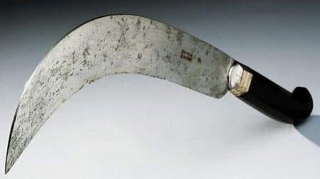 خلال القرن الثامن عشر ، كانت سكاكين البتر منحنية دائمًا لتسهيل الأمر على البتر (وليس الطبيب دائمًا) لعمل قطع دائري من خلال الجلد والعضلات قبل قطع العظام بالمنشار. ومع ذلك ، من خلال التقدم في الطب بحلول القرن التاسع عشر ، أصبح السكين المستقيم هو أسلوب السكين الشعبي. قام هذا السكين المستقيم بعمل قطع ترك قطعة من الجلد يمكن استخدامها لتغطية الجذع الدموي المكشوف الآن.