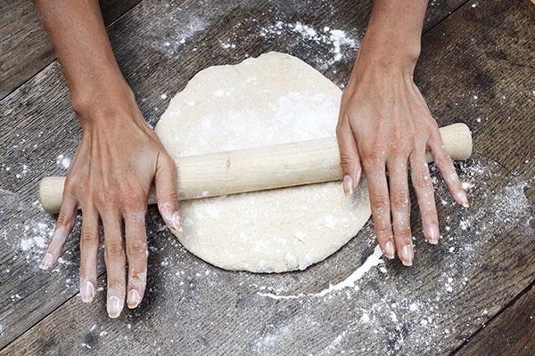 rouler la pâte en une couche