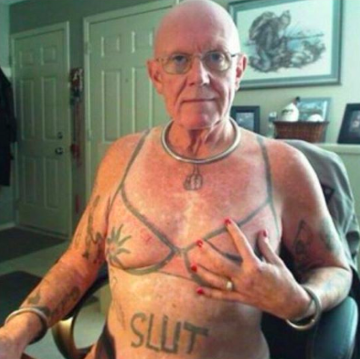 tetování starého muže s podprsenkou