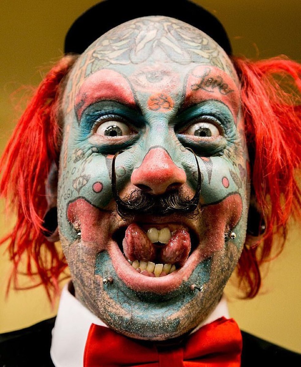 Mann tätowiert Clown Make-up, Clown Mann, Clown Tattoo, Richie der Barbier, Clown Barbier