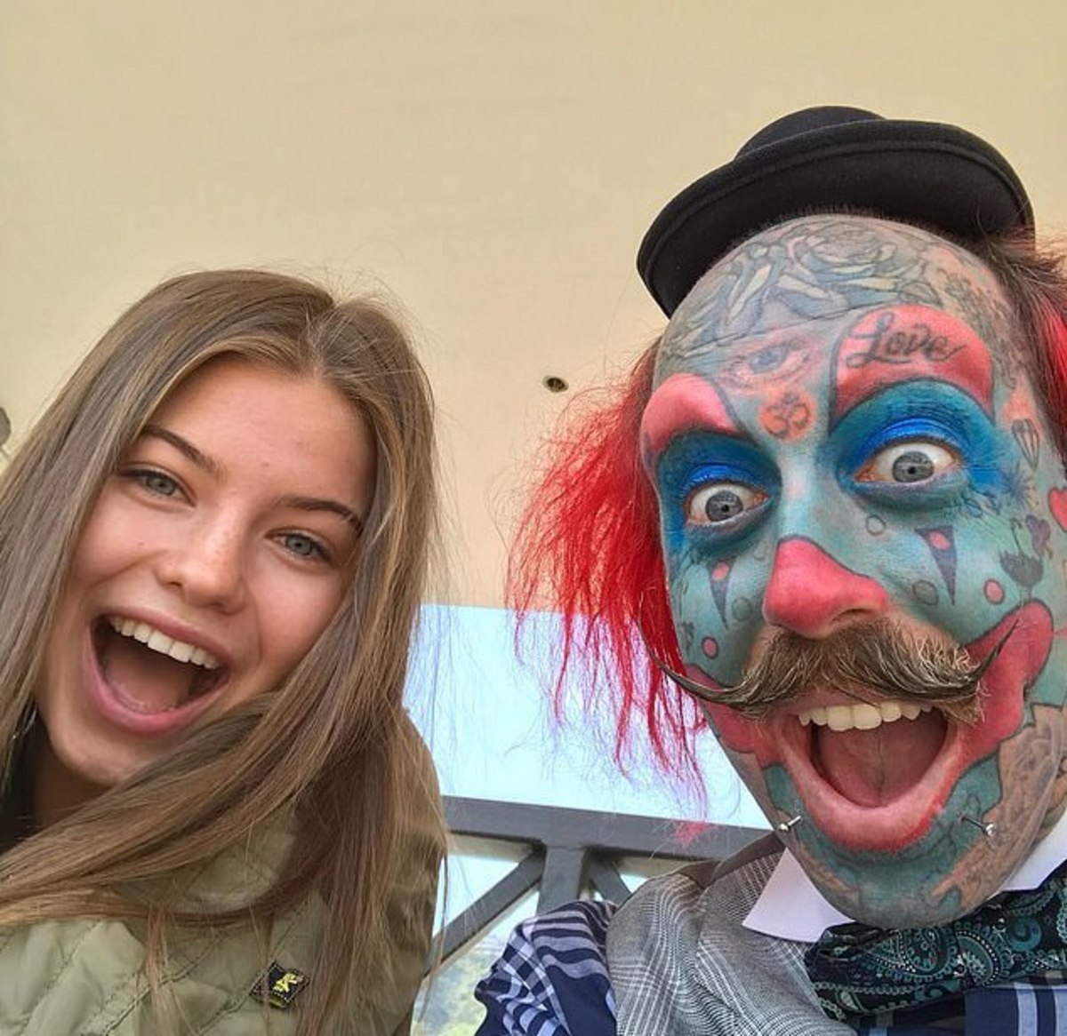 Mann tätowiert Clown Make-up, Clown Mann, Clown Tattoo, Richie der Barbier, Clown Barbier