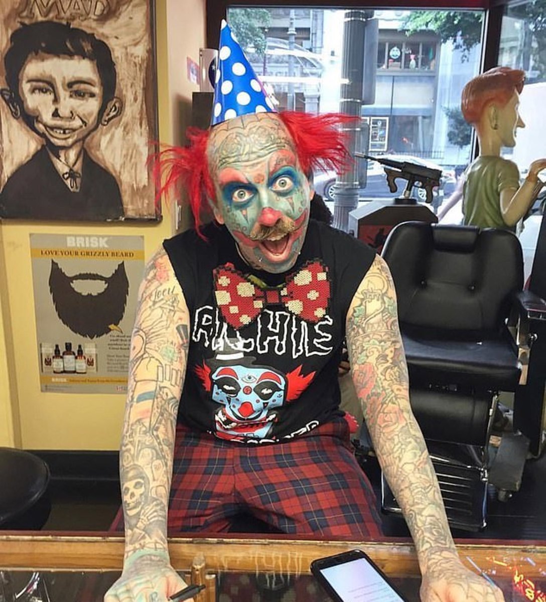 Mann tätowiert Clown Make-up, Clown Mann, Clown Tattoo, Richie der Barbier, Clown Barbier