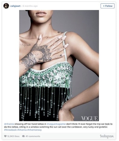 Rihanna hrdě vystavuje ruční tetování od Cally-Jo.
