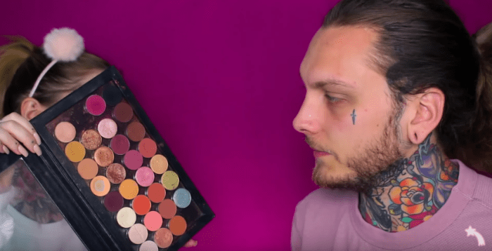 Wird es dem weltberühmten Künstler gelingen, seiner Frau einen Beauty-Look zu verpassen? Schauen Sie sich sein Make-up-Meisterwerk im Video unten an.