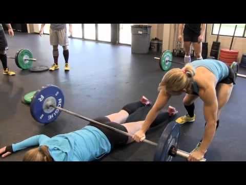 في مقطع فيديو نشرته Cross Fit ، قام المدربون بقياس حجم أعقاب عملائهم باختبار إبداعي - اختبار Barbell Butt.