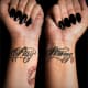 Obwohl Lovato zu einigen ernsthaft talentierten Tätowierern ging, hat er einen der größten Fehler beim Tätowieren gemacht. Kannst du nicht herausfinden, was sie falsch gemacht hat? Schauen Sie sich ihre Handgelenk-Tattoos genauer an.