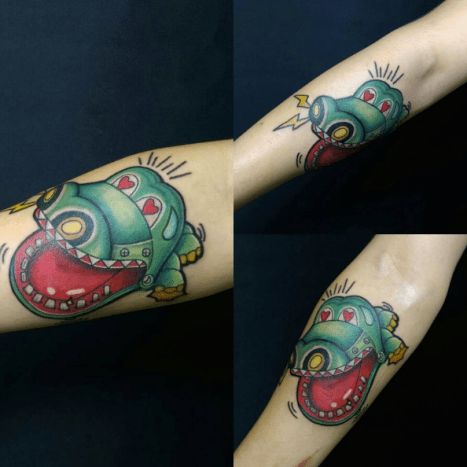 Dieses Krokodil-Tattoo erinnert uns an das Spiel Hungry Hungry Hippos aus der Kindheit. Tätowierung: Louis Chang