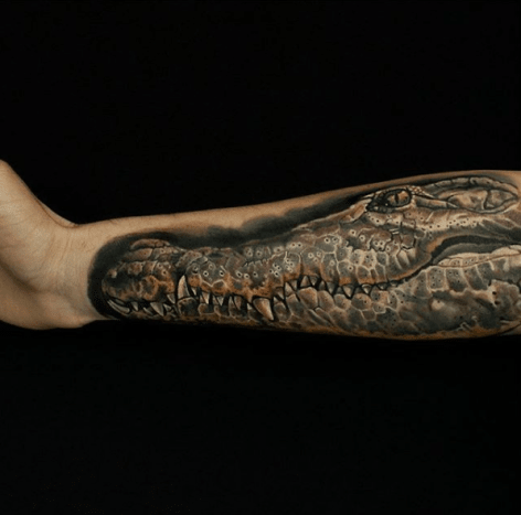 Das ist jetzt ein Unterarmtattoo. Krokodil von @besariontattoo.