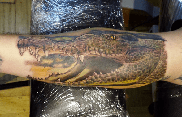 Diese Krokodilzähne sehen nicht freundlich aus. Tätowierung: @skin_pin_tattoo