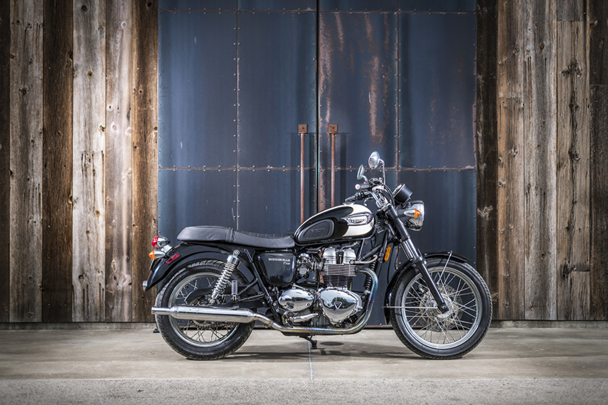 2002 Triumph Bonneville - „Toto je první pouliční kolo, které jsem koupil své ženě, a kolo, které odstartovalo její lásku k motocyklům.“ - Carey Hart. Fotografie Matt Wallace.