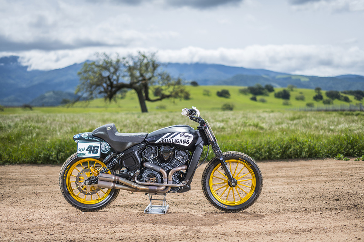 2016 Indian Scout: „Jedna z nejzábavnějších motocyklů, které vlastním. Přestavěl jsem svůj na závodní kolo „hooligan“ na ploché dráze, ale také ho vezmu na terénní stezky poblíž mého domu. “ - Carey Hartová. Fotografie Matt Wallace