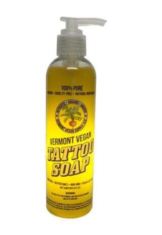 Vermont Vegan Tattoo SoapDiese von einem kleinen Unternehmen in Vermont hergestellte Tattoo-Seife wurde entwickelt, um den Heilungsprozess von Tätowierungen zu beschleunigen und die Farbe zu erhalten. Aus pflanzlichen Ölen hergestellt, ist dieses Produkt nicht nur tierversuchsfrei, sondern auch pareben-, erdöl-, palmen-, soja- und parfümfrei. Tattoo-Künstler an der Ostküste haben begonnen, dieses Produkt zu verwenden, und der Schöpfer hofft, dass es sich bald landesweit verbreitet. Diese Tattoo-Seife kann auf ihrer Website erworben werden.
