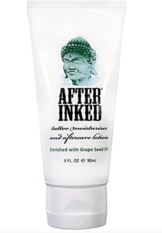After InkedEin weiteres Tattoo-Nachpflegeprodukt, das sich stolz vegan nennt, ist After Inked eine Feuchtigkeitscreme, die aus Traubenkernöl, Sheabutter, pflanzlichem Glycerin und synthetischem Bienenwachs hergestellt wird. Da die meisten Nachsorgeprodukte Bienenwachs zum Schutz der Haut enthalten, ist After Inked einzigartig, da sie eine Möglichkeit geschaffen haben, die gleichen Komponenten dieses Inhaltsstoffs zu nutzen und gleichzeitig vegan zu bleiben. Sie können After Inked sogar im Inked Shop abholen.